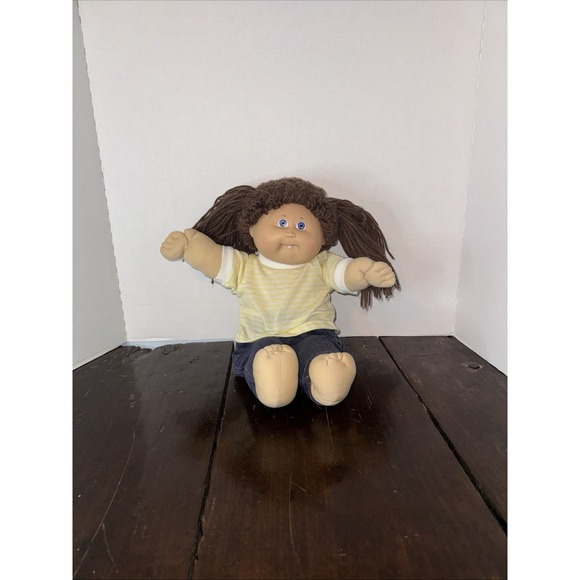 Vintage Cabbage Patch Doll! Girl, Brown Hair, Blue Eyes! 1985 - Picture 2 of 12